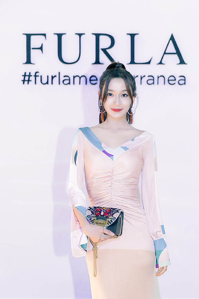 高清女明星李若宁俏皮可爱写真图片图片