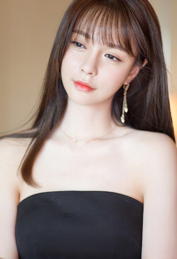 高清湖南省湘西吉首市美女沈梦辰抹胸性感唯美写真图片图片