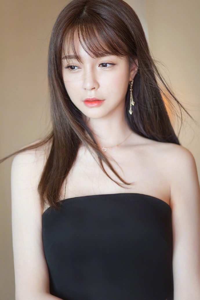 高清湖南省湘西吉首市美女沈梦辰抹胸性感唯美写真图片图片