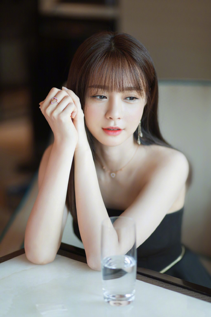 高清湖南省湘西吉首市美女沈梦辰抹胸性感唯美写真图片图片