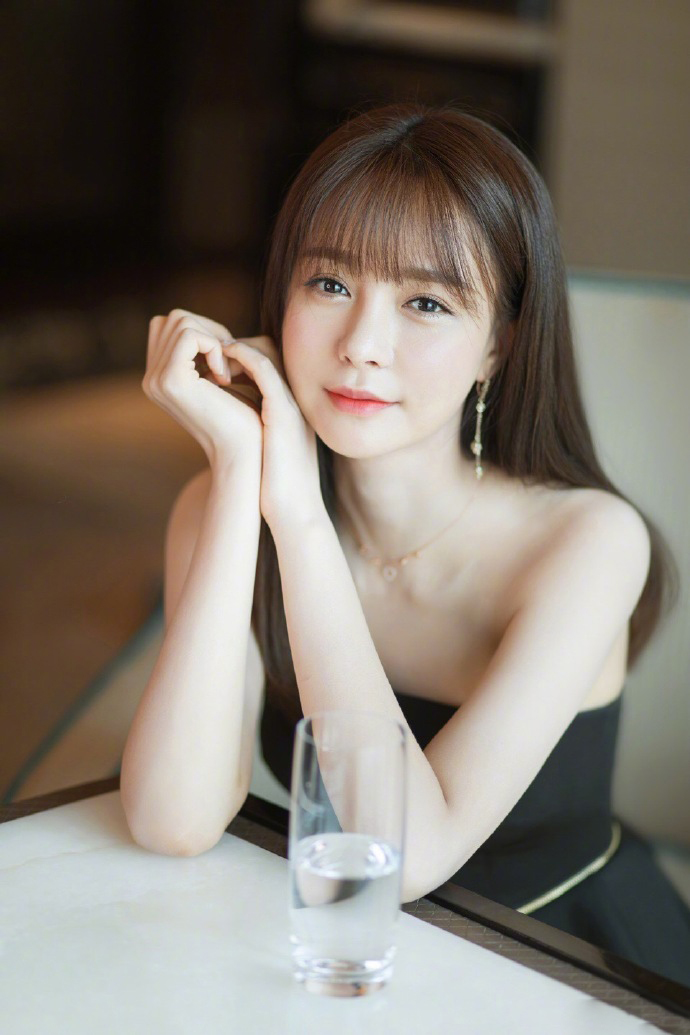 高清湖南省湘西吉首市美女沈梦辰抹胸性感唯美写真图片图片