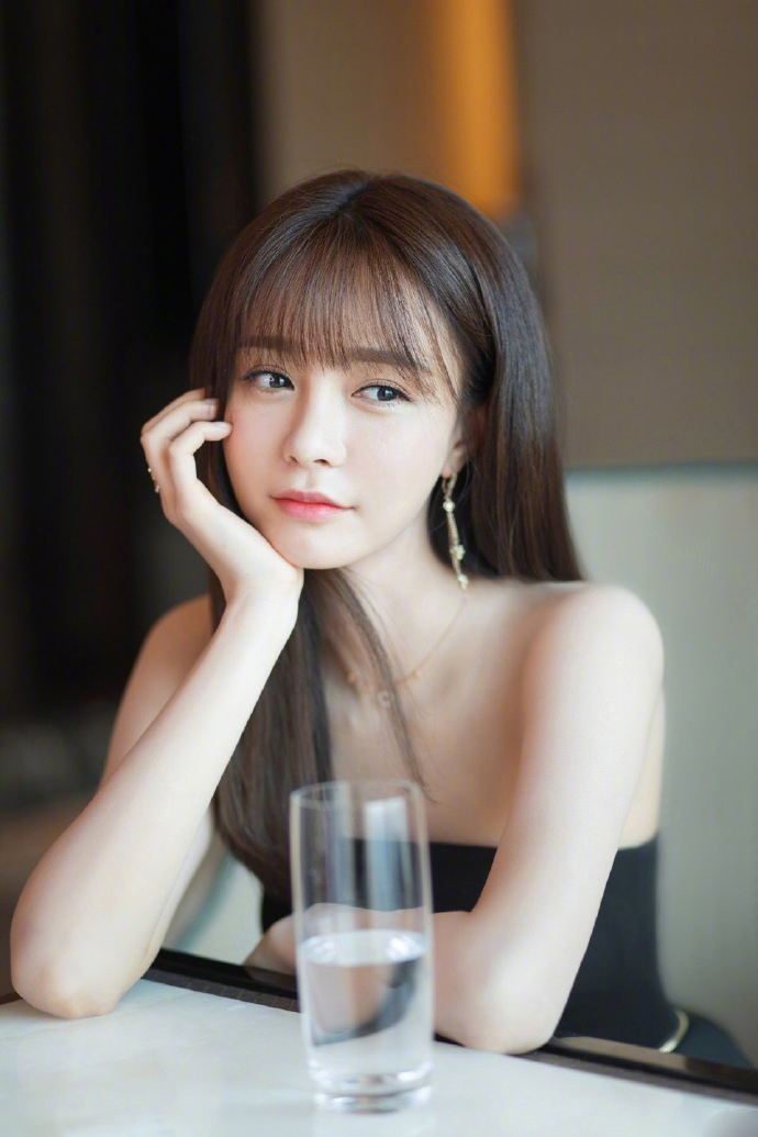 高清湖南省湘西吉首市美女沈梦辰抹胸性感唯美写真图片图片