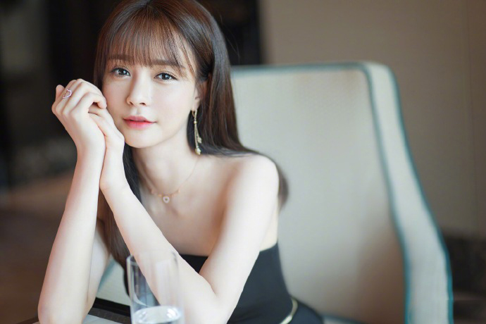 高清湖南省湘西吉首市美女沈梦辰抹胸性感唯美写真图片图片