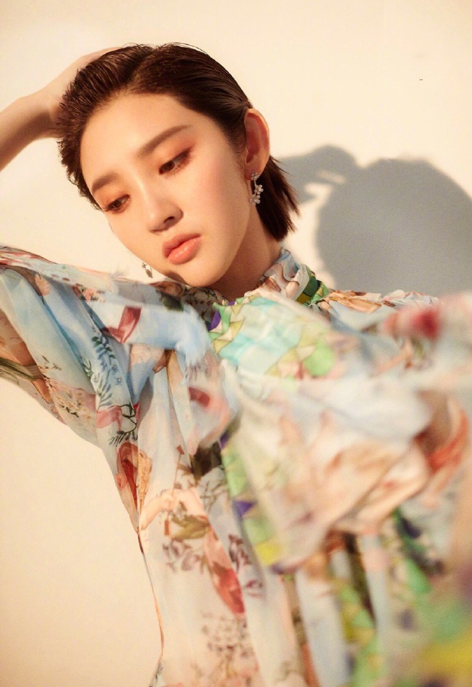高清中国内地四川女演员《我们来了》哈尔滨站唐艺昕最新图片图片