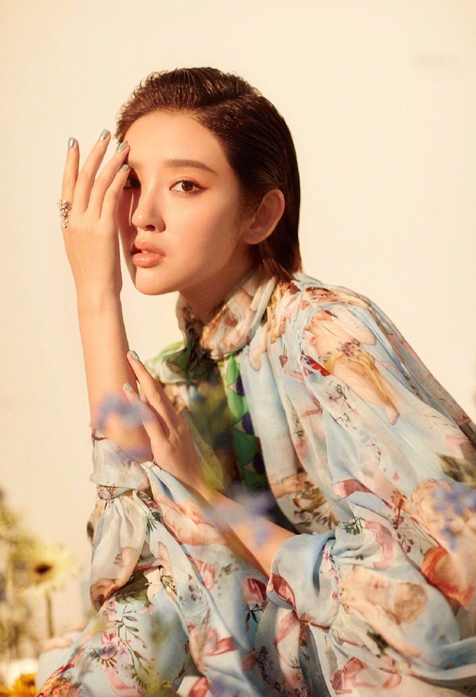 高清中国内地四川女演员《我们来了》哈尔滨站唐艺昕最新图片图片