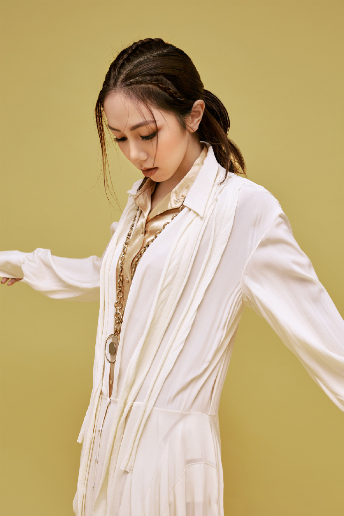 高清大陆内地上海女演员邓紫棋鎏金唇妆酷飒写真图片图片