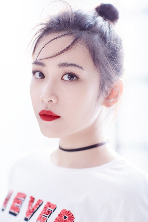 新人演员刘美彤性感时尚写真图片