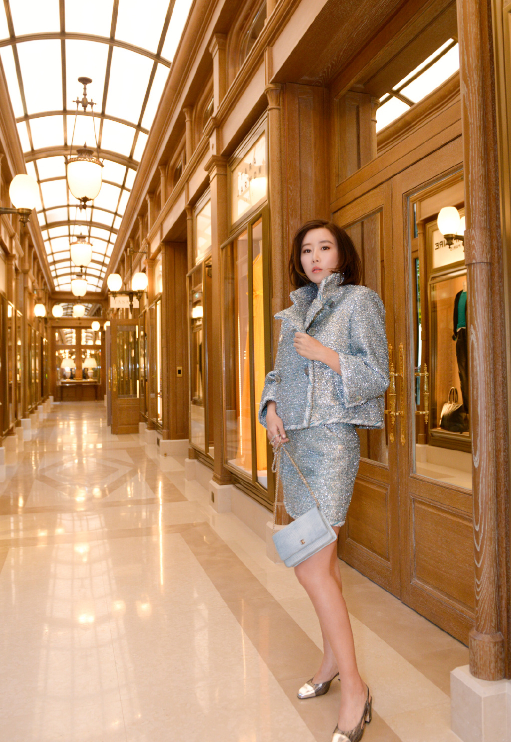 性感女星毛俊杰西装冷艳造型性感写真图片
