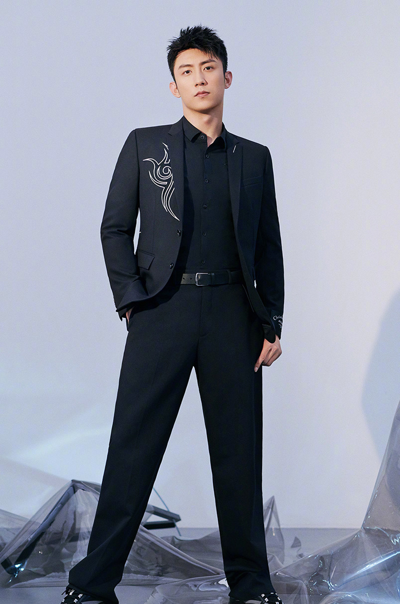 高清辽宁省丹东市男明显黄景瑜时尚杂志写真帅气图片图片