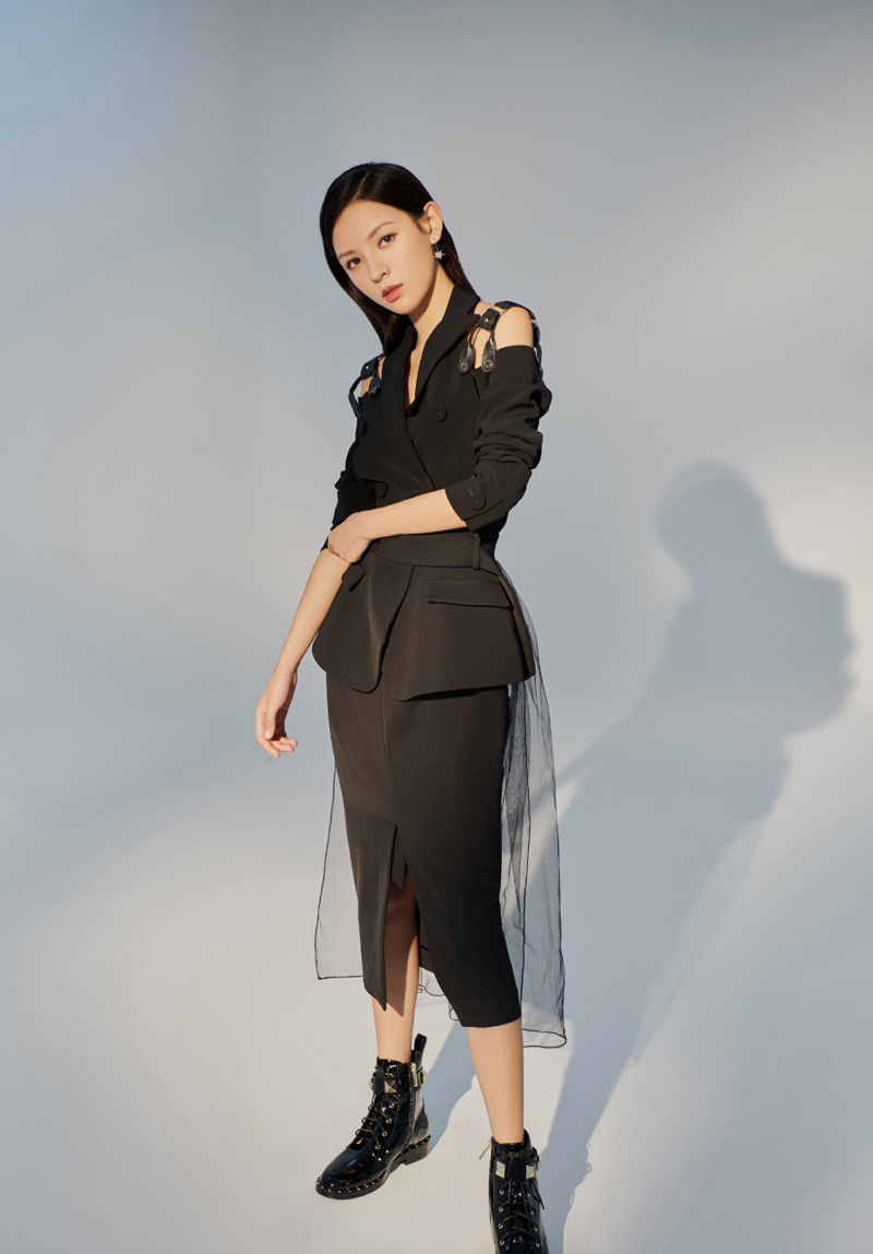 中国内地新晋女演员模特张予曦妩媚浴袍微博美照图片图片