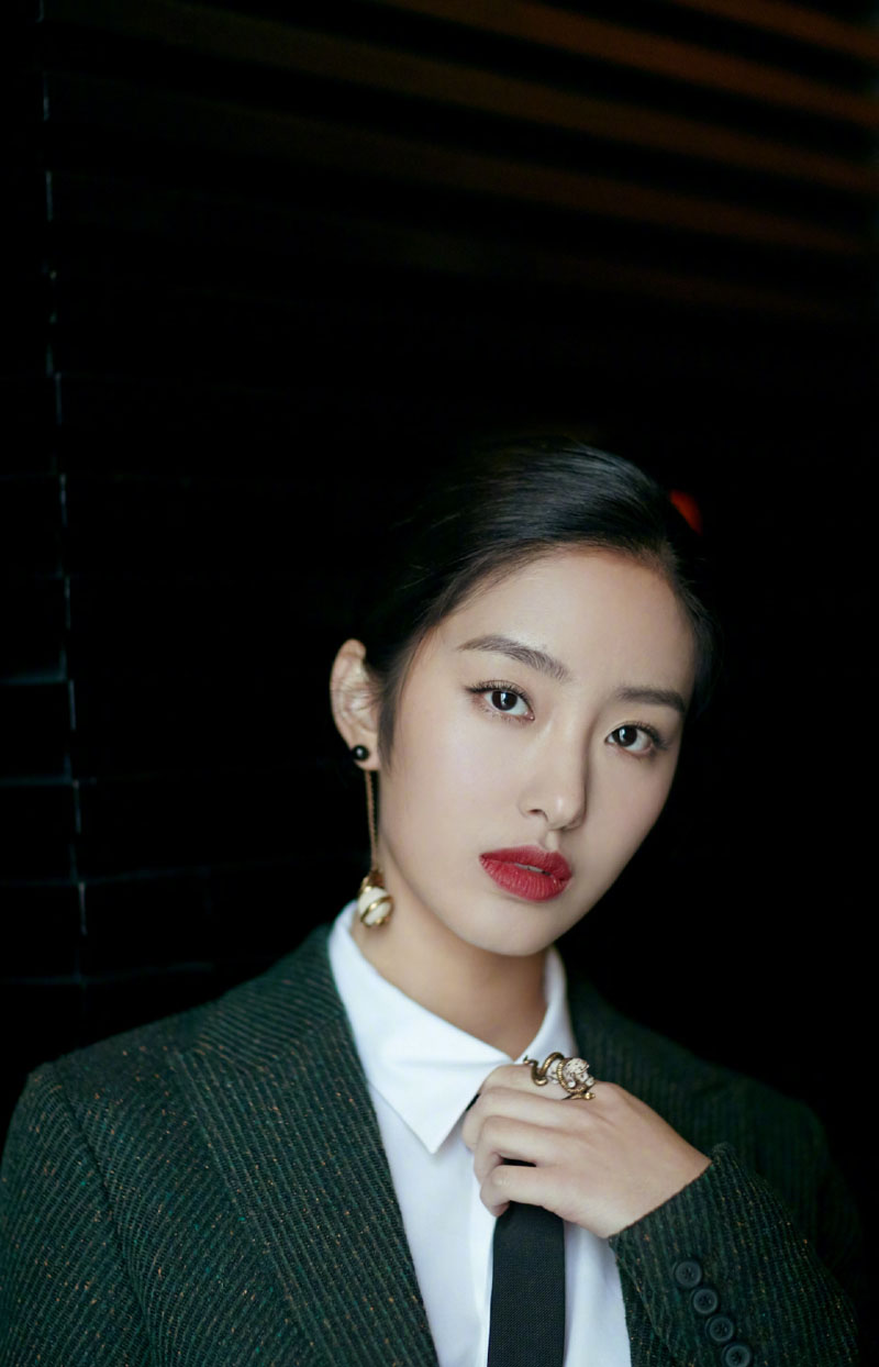 中国内地女演员、歌手、主持人杨采钰深V性感红色长裙写真高清图片图片