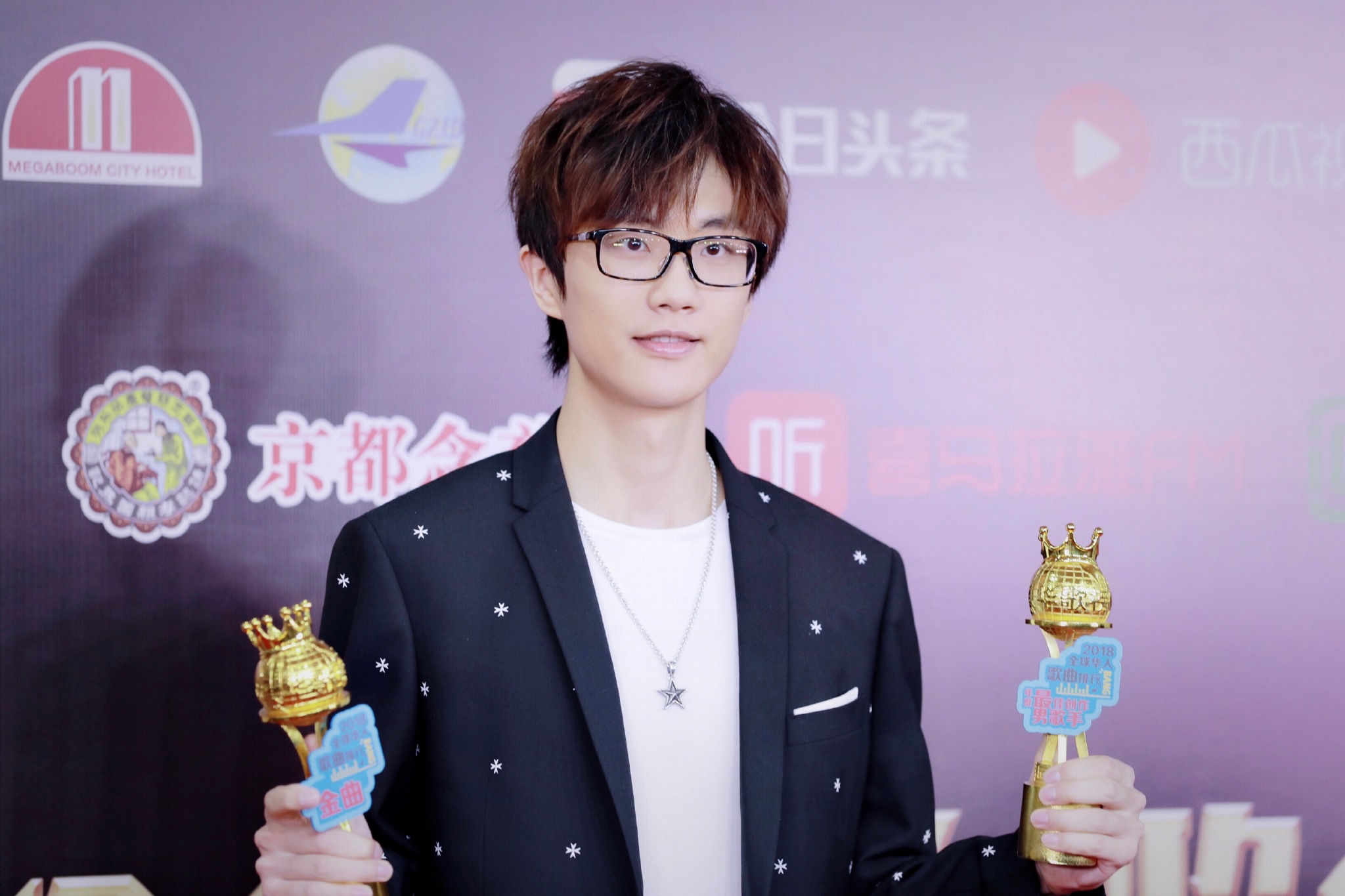 许嵩图片 许嵩演唱会帅气图片图片