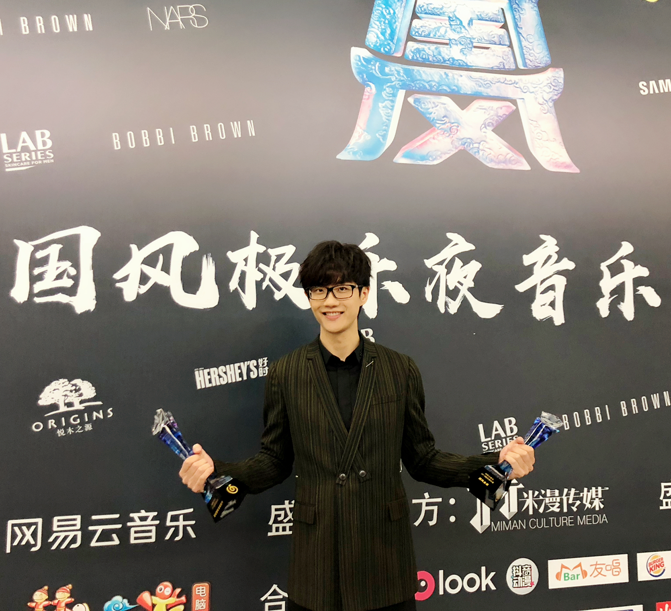 许嵩图片 许嵩演唱会帅气图片图片