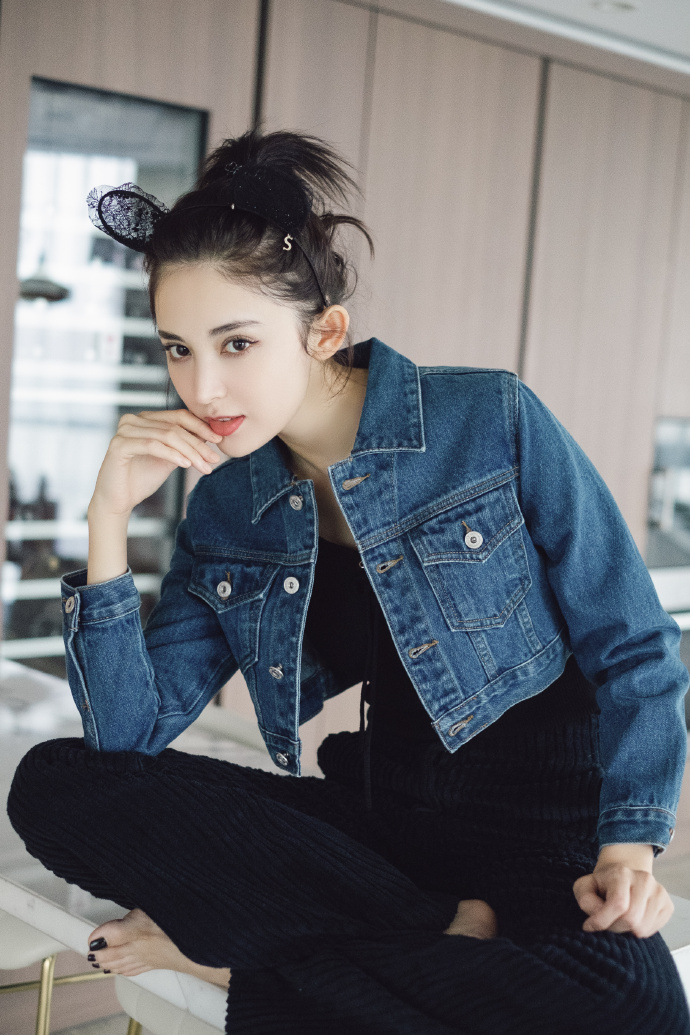 中国内地新疆乌鲁木齐市影视女演员古力娜扎性感红唇时尚写真图片图片