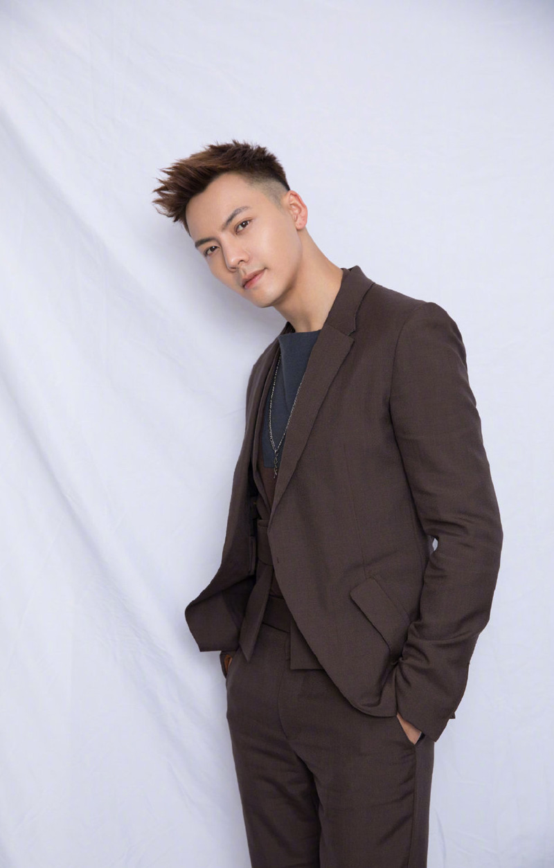 中国香港华语影视男演员歌手陈伟霆第四张个人专辑《headsortails》宣传写真图片陈伟霆专辑封面写真图片图片