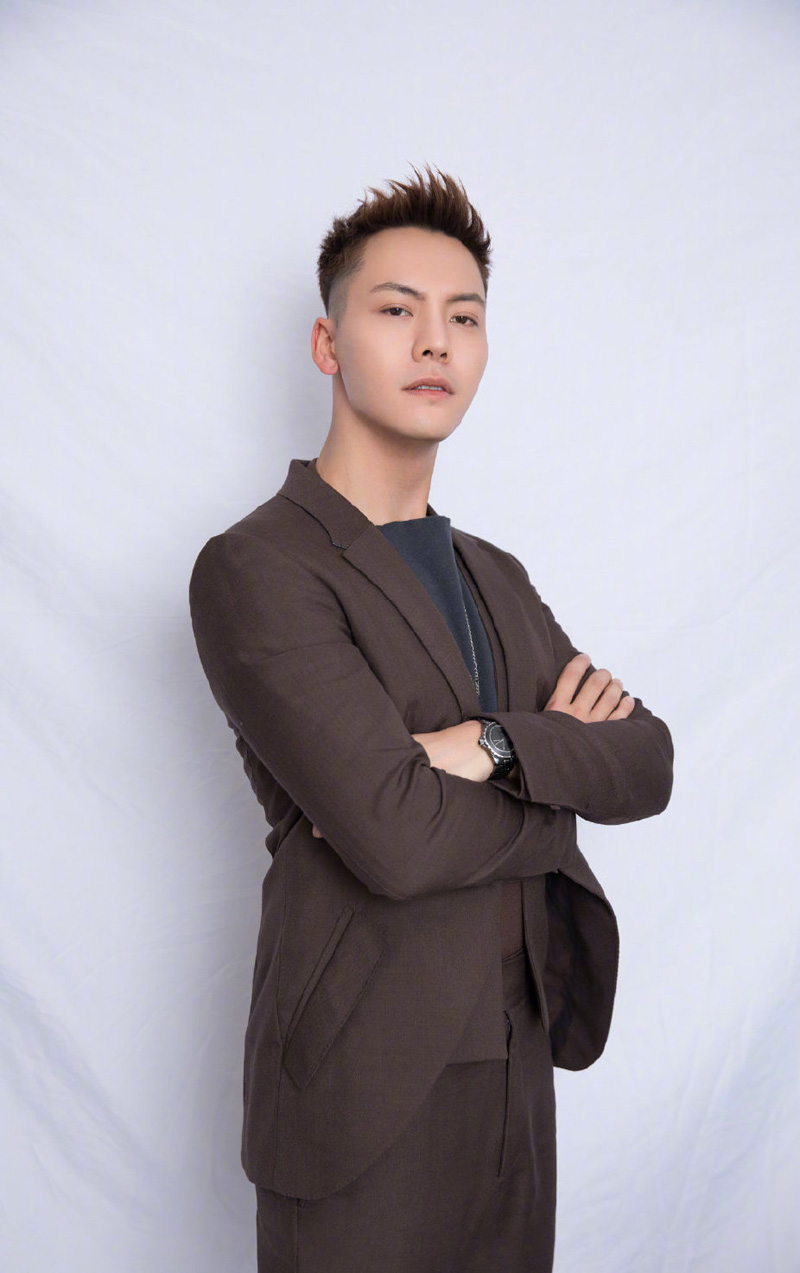 中国香港华语影视男演员歌手陈伟霆第四张个人专辑《headsortails》宣传写真图片陈伟霆专辑封面写真图片图片