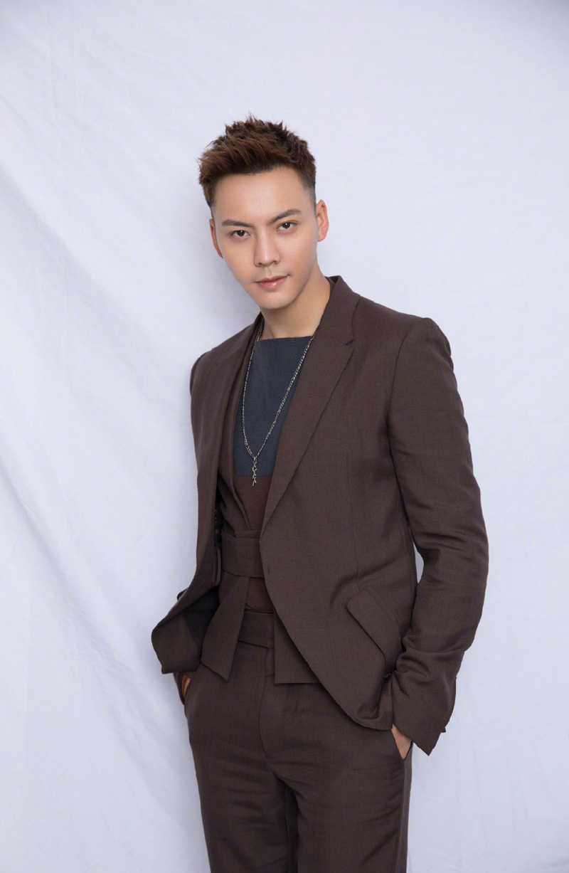 中国香港华语影视男演员歌手陈伟霆第四张个人专辑《headsortails》宣传写真图片陈伟霆专辑封面写真图片图片