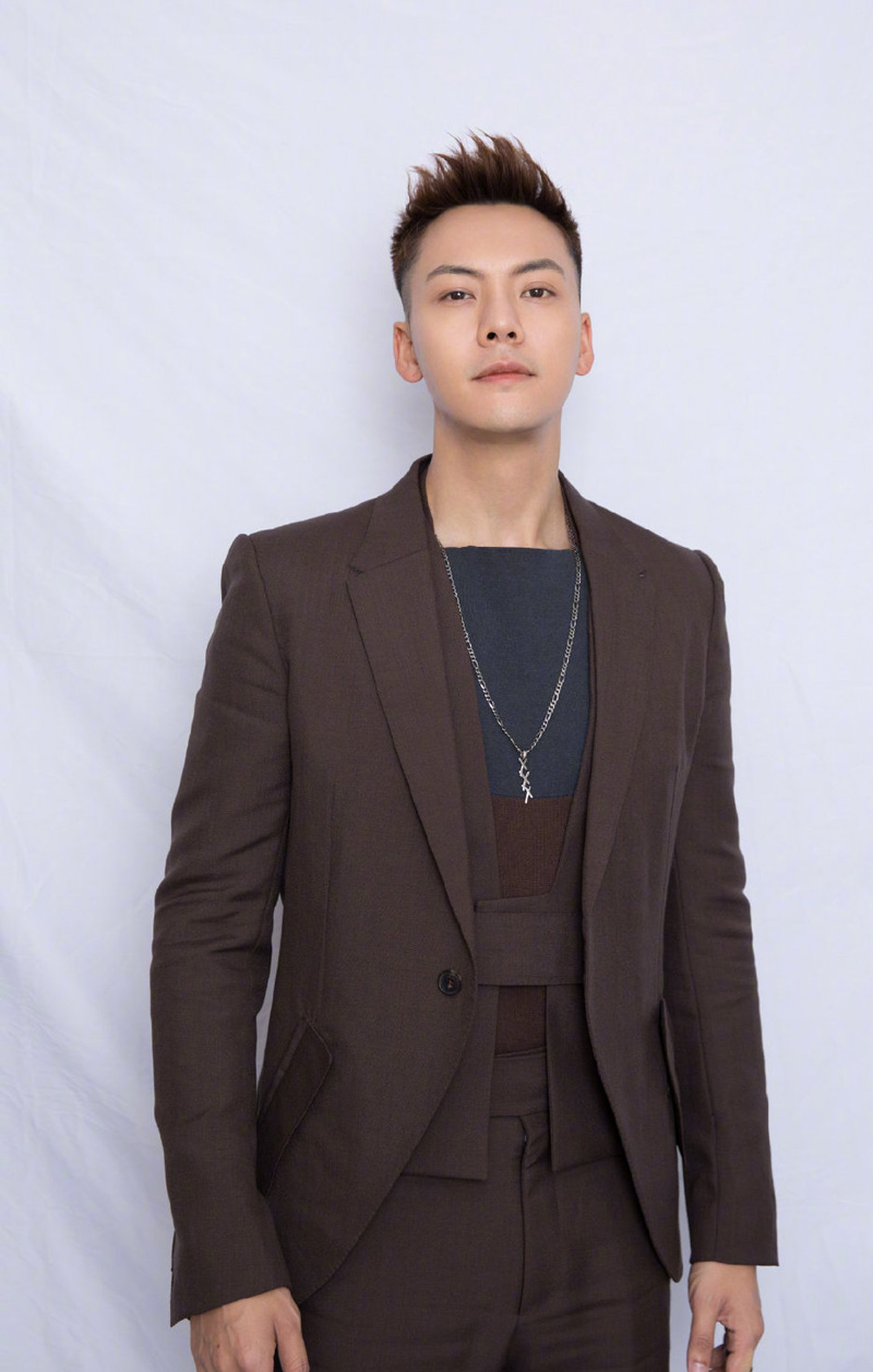 中国香港华语影视男演员歌手陈伟霆第四张个人专辑《headsortails》宣传写真图片陈伟霆专辑封面写真图片图片
