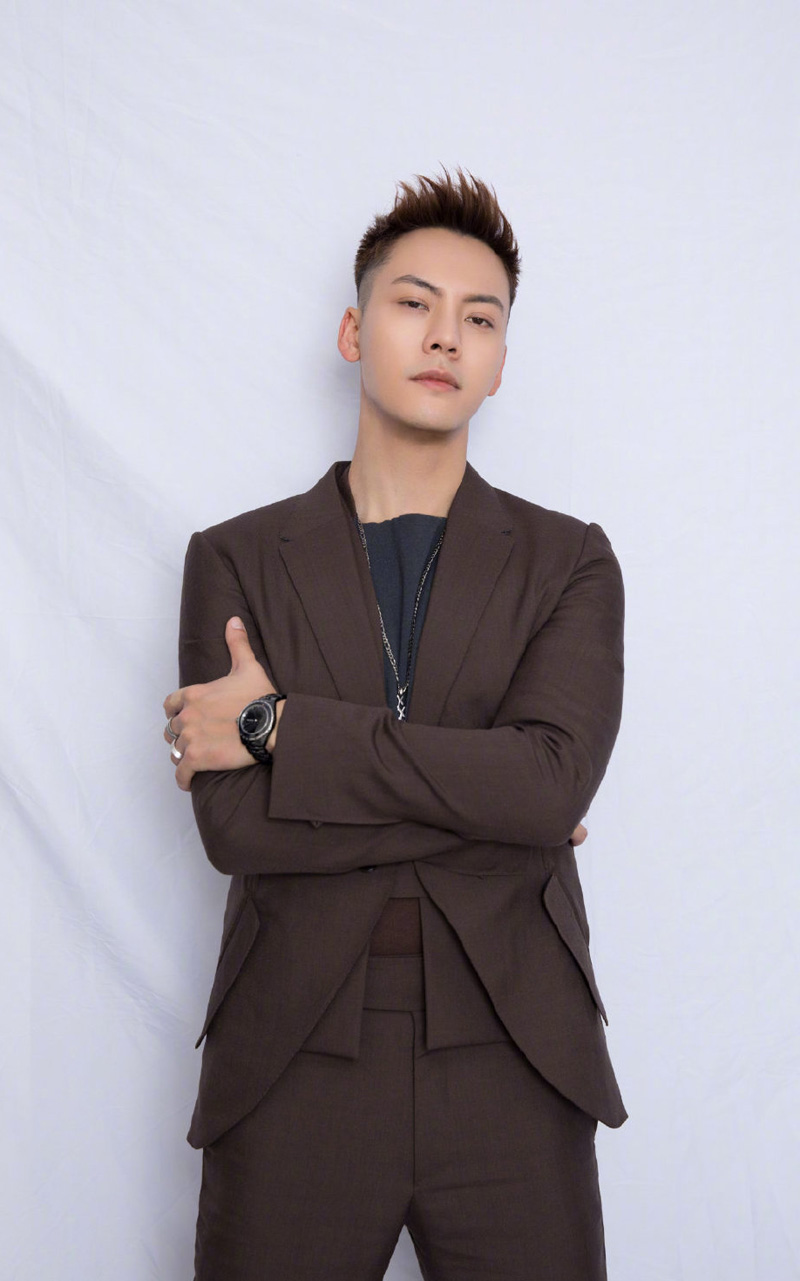 中国香港华语影视男演员歌手陈伟霆第四张个人专辑《headsortails》宣传写真图片陈伟霆专辑封面写真图片图片