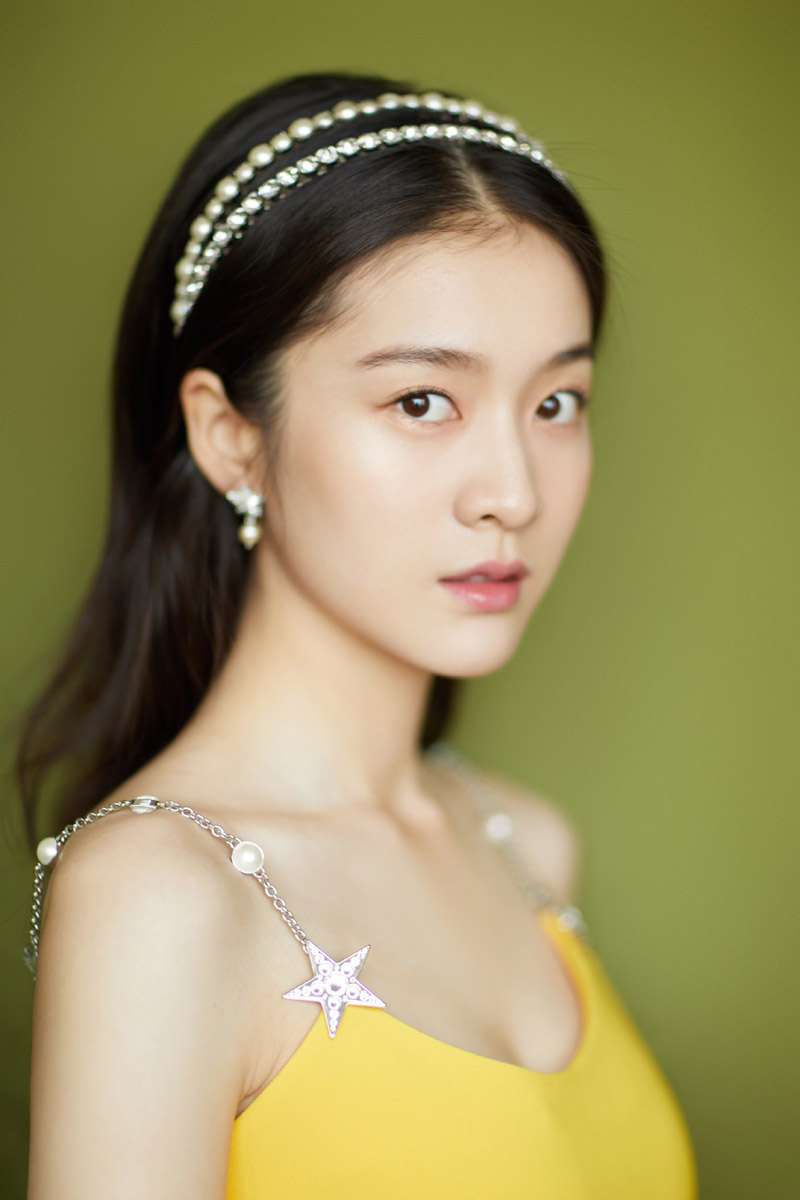 中国内地浙江省义乌女演员张雪迎毛衣吊带裙活泼性感写真图片图片