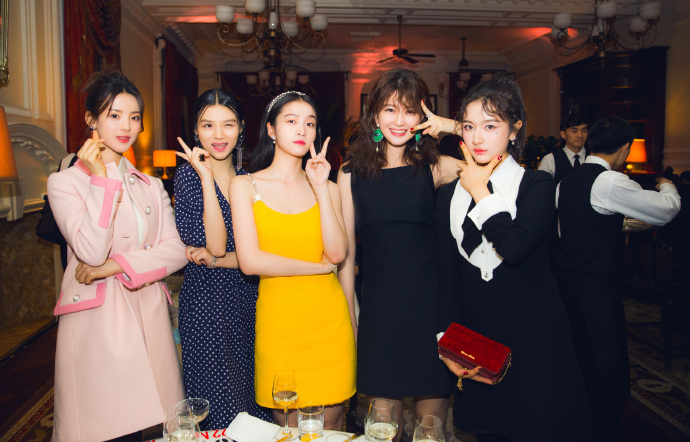 中国内地流行乐女歌手杨超越粉色甜美活动照图片图片