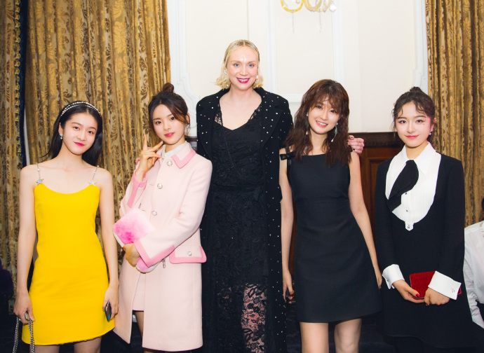中国内地流行乐女歌手杨超越粉色甜美活动照图片图片