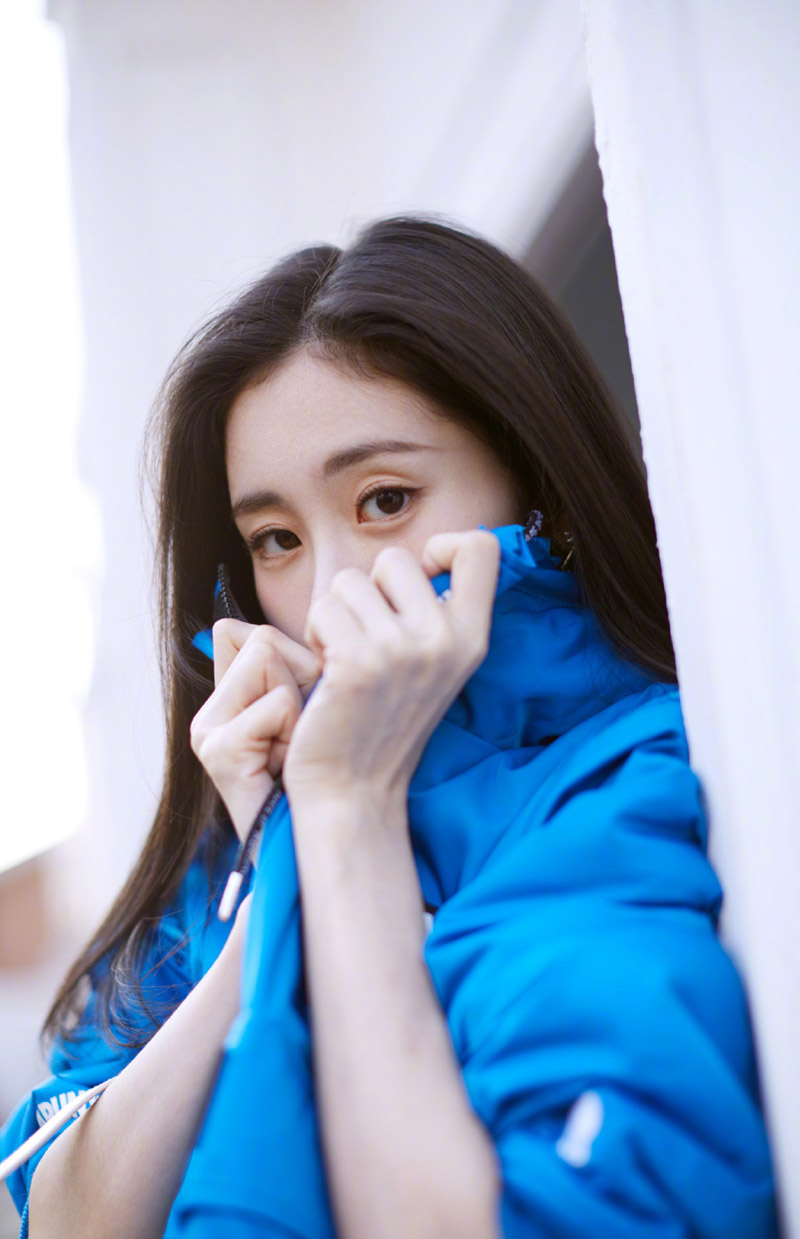 中国大陆天津女歌手张碧晨人气飙升登杂志封面尽显成熟优雅女神范儿图片