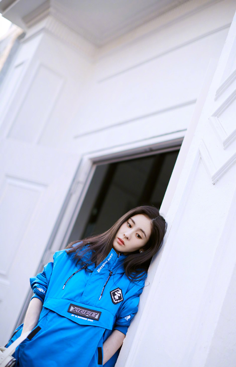 中国大陆天津女歌手张碧晨拍帅气中性写真西服加身干练迷人图片