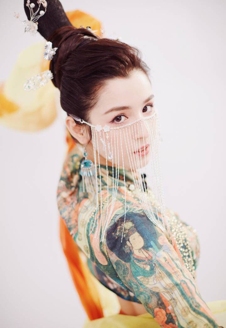 中国内地演员哈妮克孜唯美动人舞台照图片图片