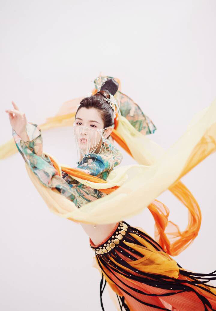 中国内地演员哈妮克孜唯美动人舞台照图片图片