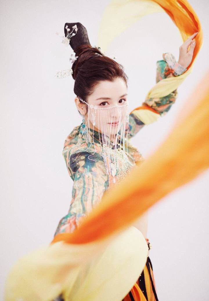 中国内地演员哈妮克孜唯美动人舞台照图片图片
