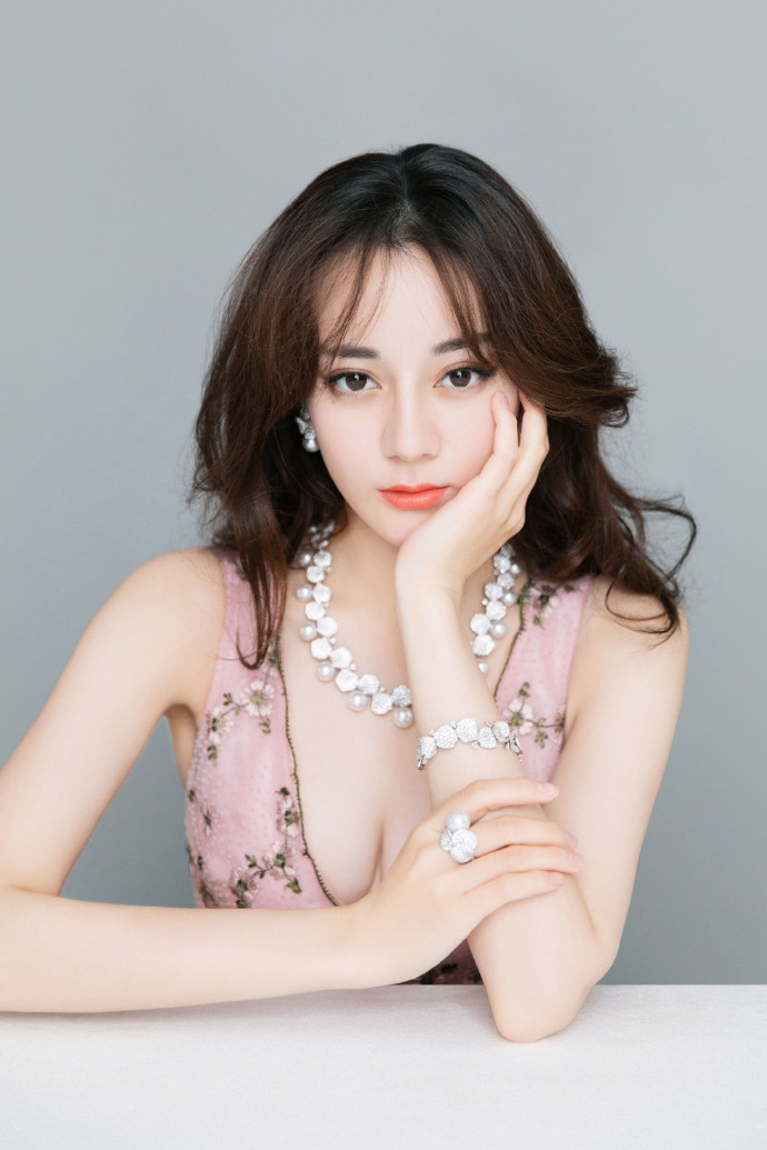 新疆乌鲁木齐美女演员迪丽热巴最新杂志写真图片图片