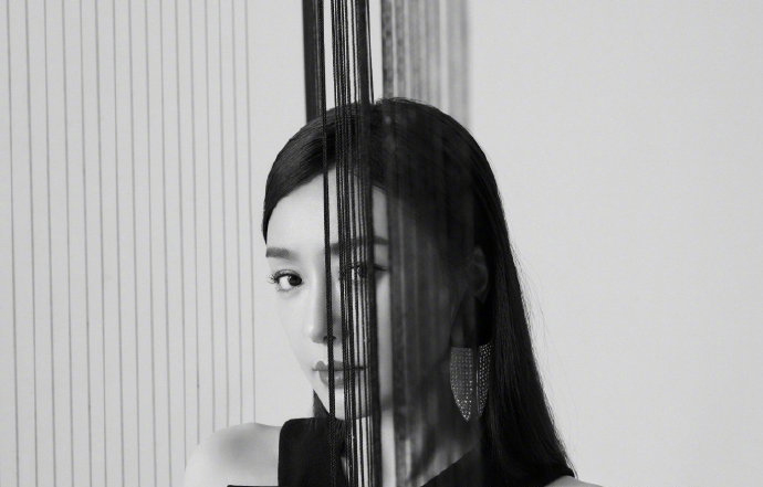 秦岚优雅写真图片 红裙映衬佳人图片