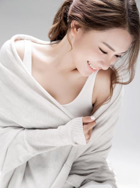 高清女星冯若绮红色性感靓丽写真图片图片