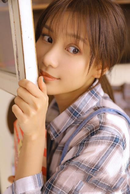 高清女星冯若绮红色性感靓丽写真图片图片