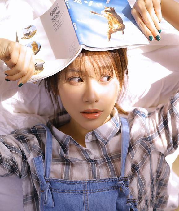 高清女星冯若绮红色性感靓丽写真图片图片