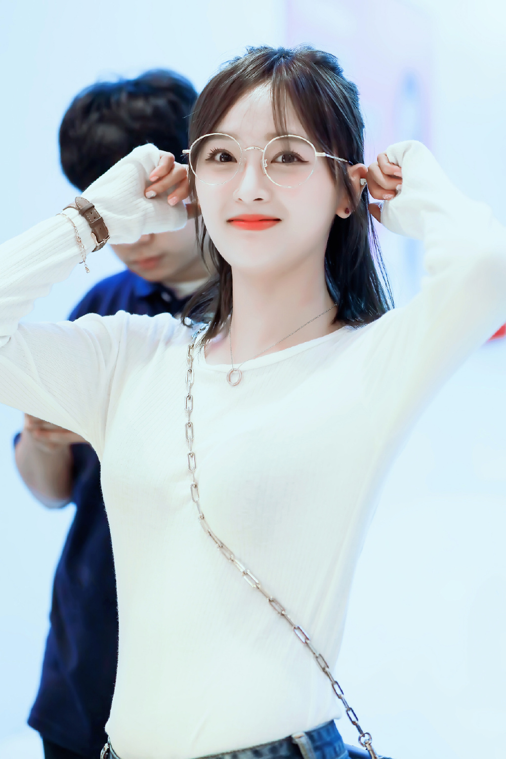 高清女明星吴宣仪性感红唇代言写真图片图片