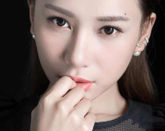 高清女星冯若绮红色性感靓丽写真图片图片