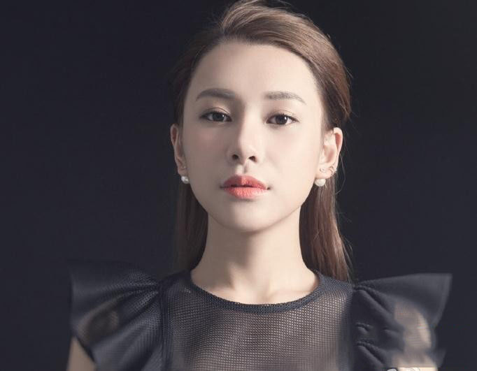 高清女星冯若绮红色性感靓丽写真图片图片