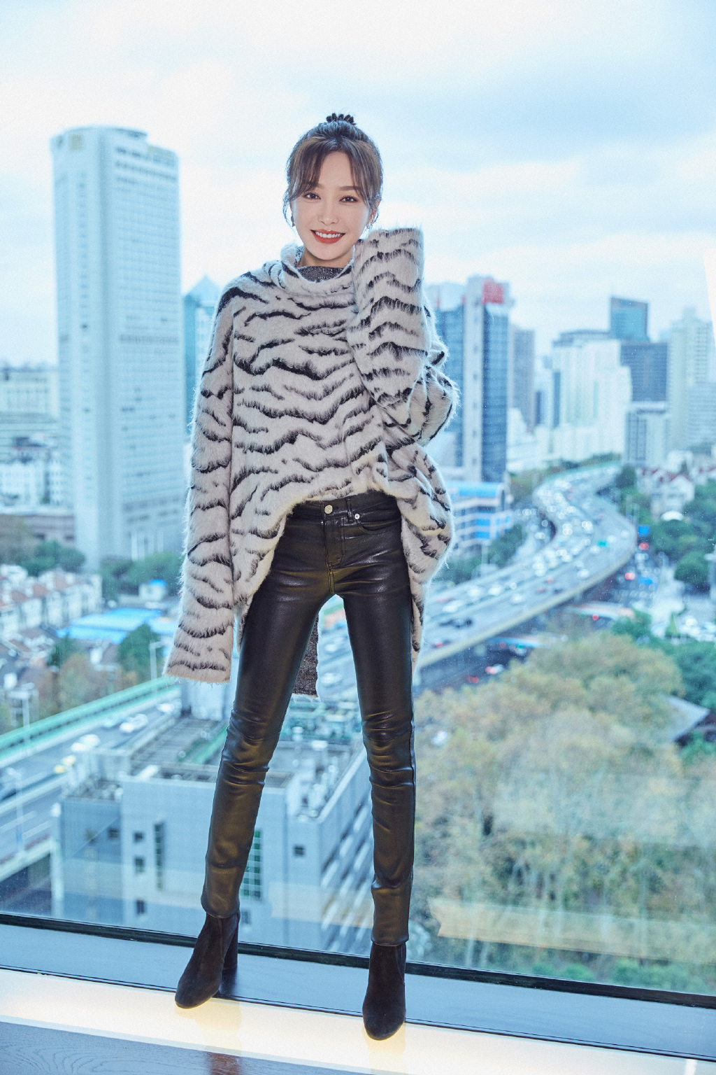 秦岚时尚家居写真图片曝光 复古红唇妩媚而优雅图片
