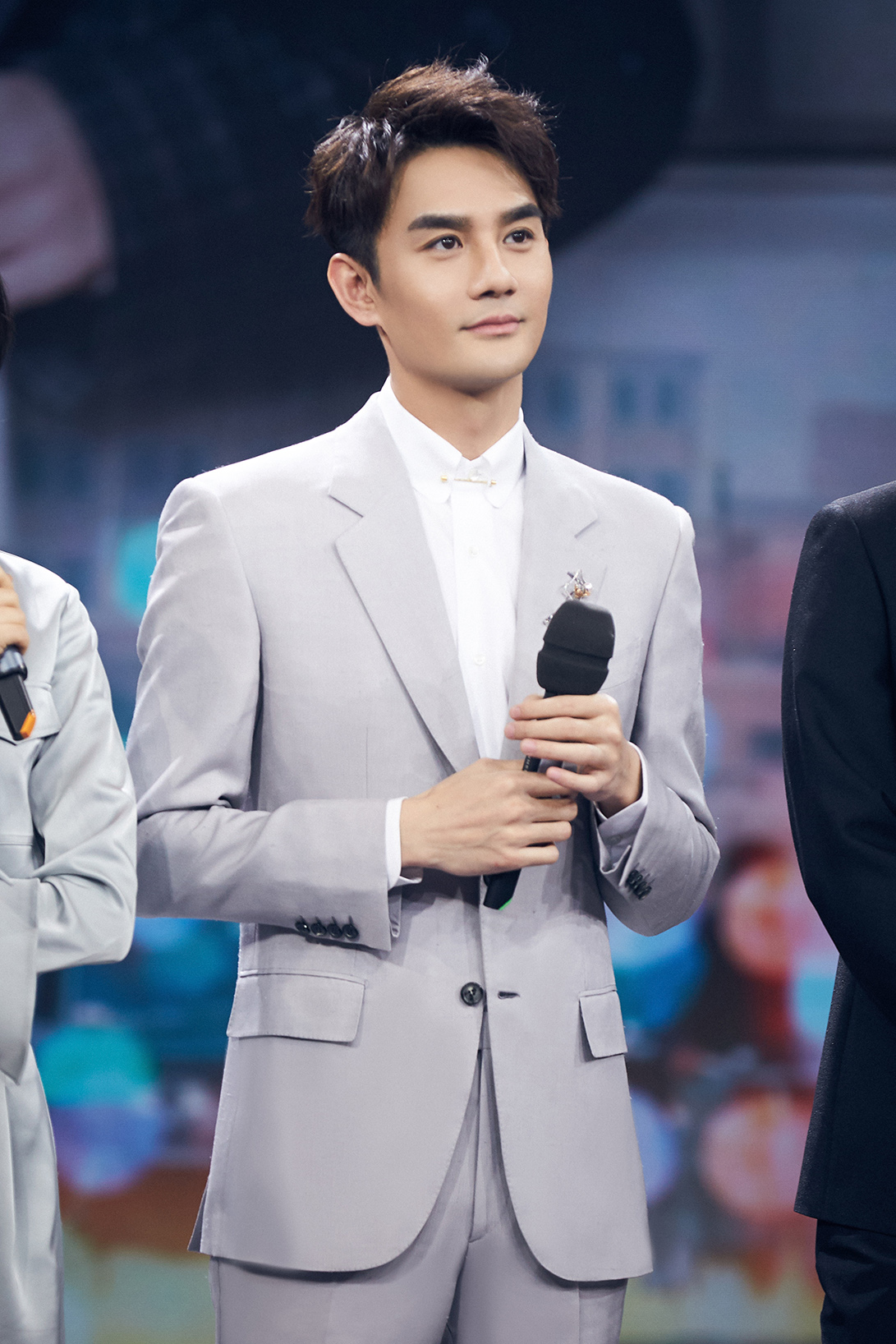山西男演员王凯浅灰西装帅气有型图片图片
