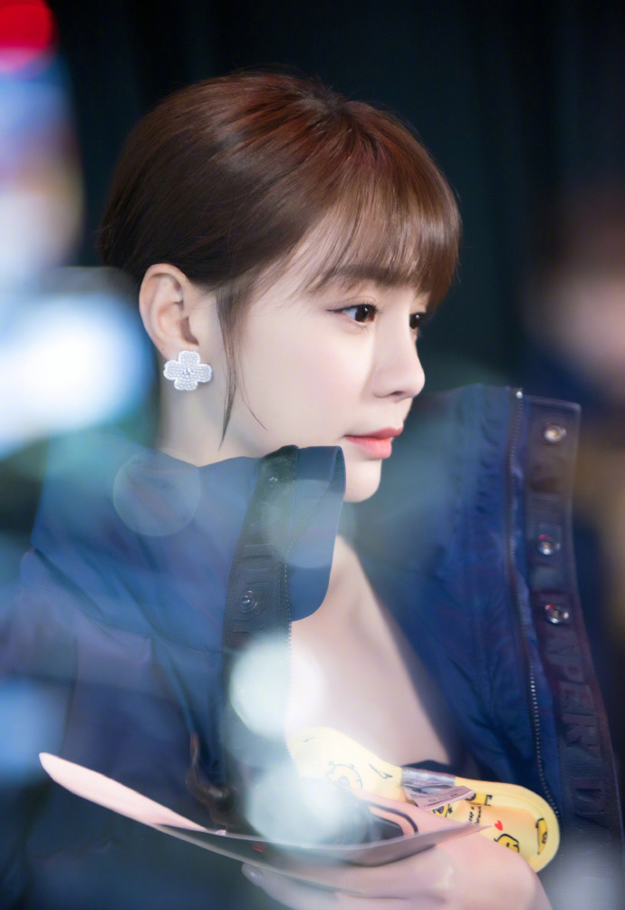 高清湖南省湘西吉首市美女沈梦辰抹胸性感唯美写真图片图片
