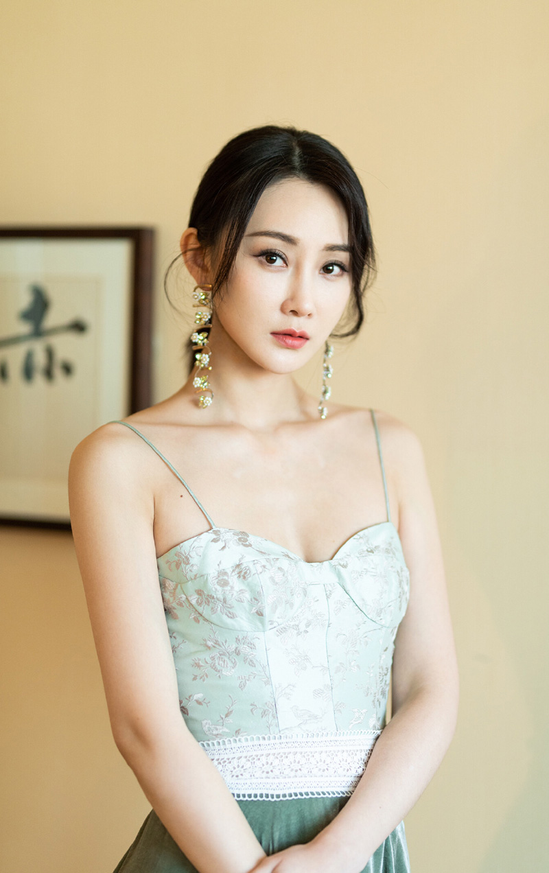 中国内地辽宁省大连女演员林鹏时尚街拍图片：镂空衬衫玩转性感图片