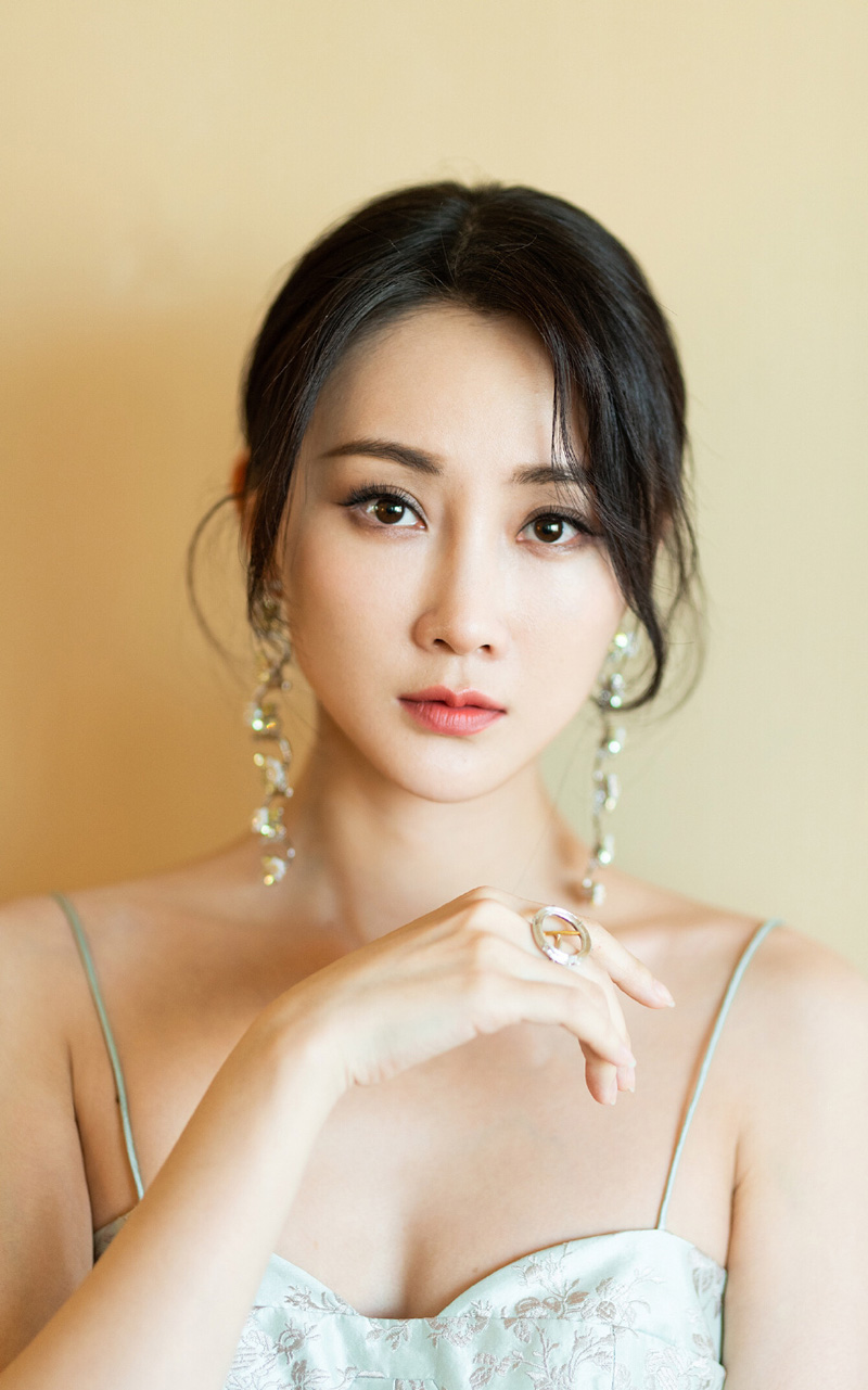 中国内地辽宁省大连女演员林鹏时尚街拍图片：镂空衬衫玩转性感图片