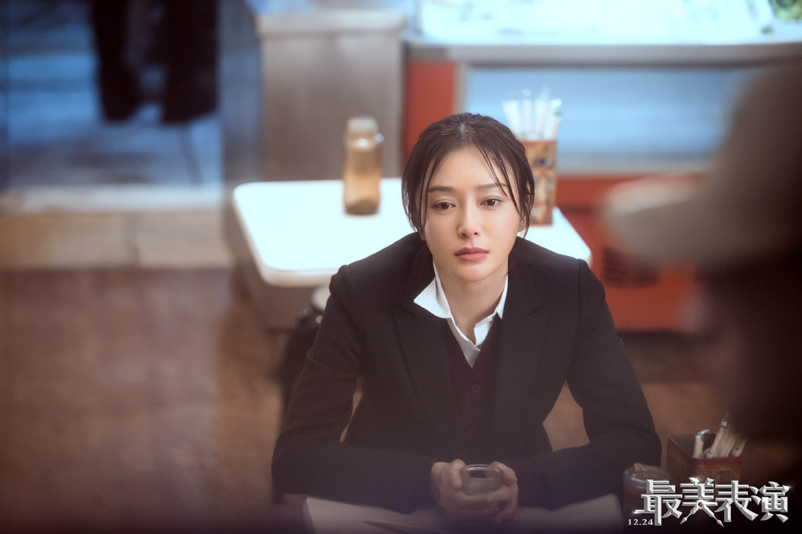 秦岚时尚家居写真图片曝光 复古红唇妩媚而优雅图片