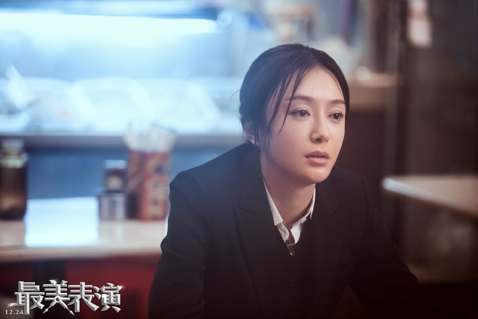 秦岚时尚家居写真图片曝光 复古红唇妩媚而优雅图片