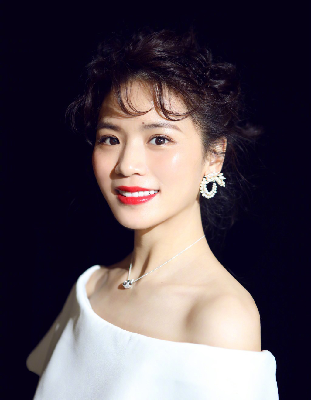 中国内地四川省达州市渠县人女歌手黄英性感灵动写真图片图片