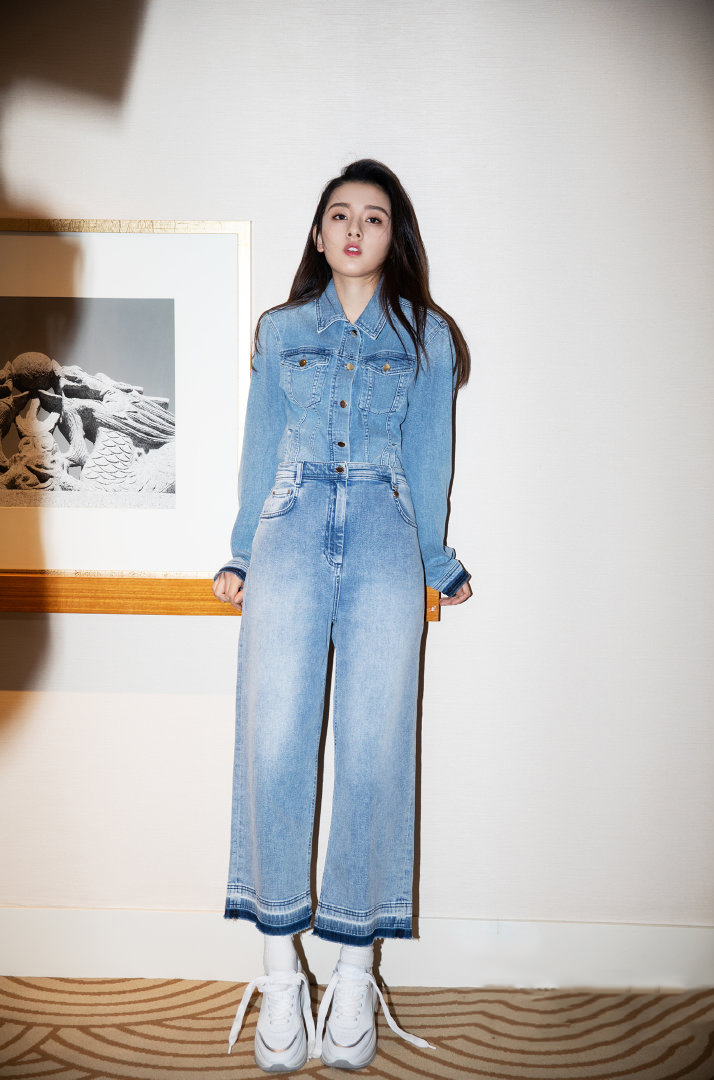 中国北京当代95后女演员小哪吒宋祖儿时尚清新写真桌面壁纸图片