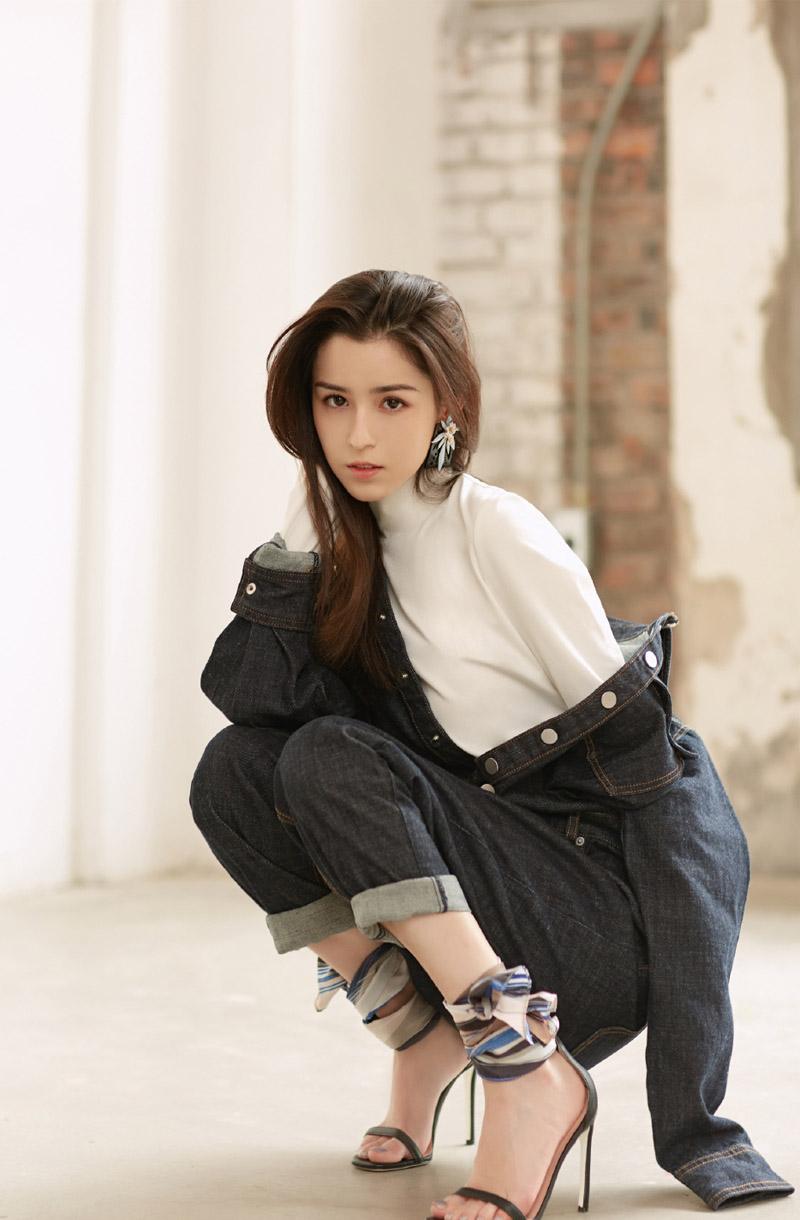 中国内地演员哈妮克孜唯美动人舞台照图片图片