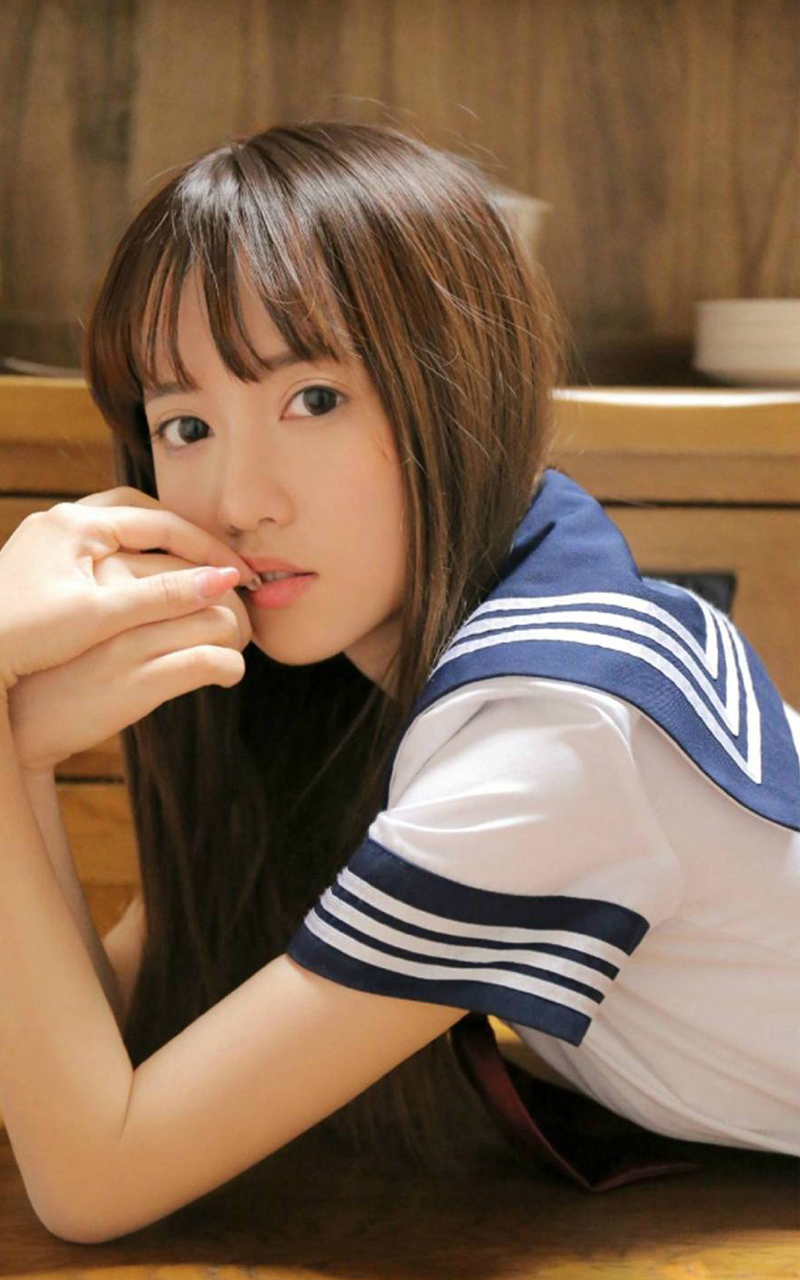 中国内地吉林长春女演员孟子义红裙香肩养眼写真图片图片